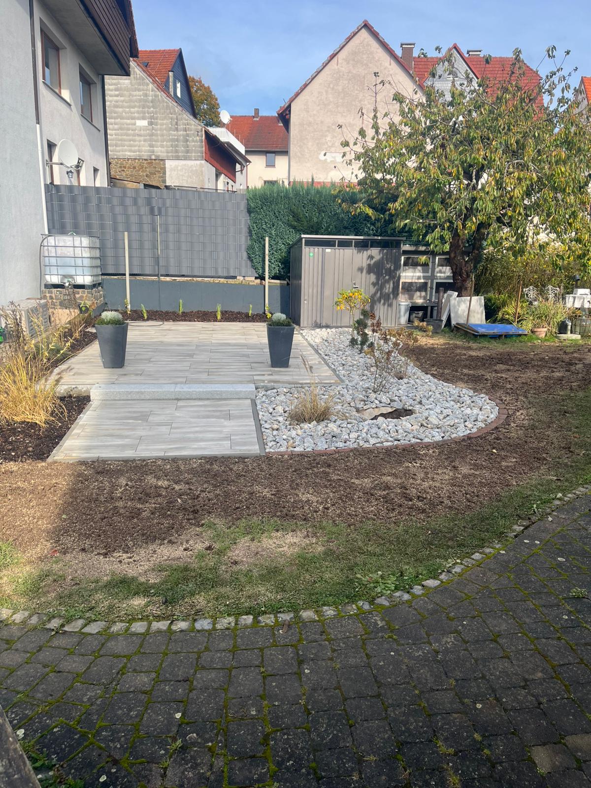 Fertige Terrasse mit angelegtem Garten