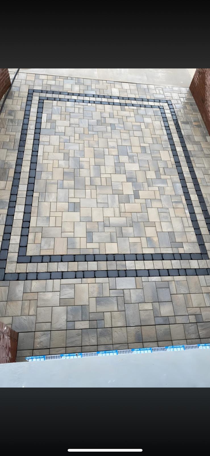 Terrasse mit gerahmtem Verlegemuster