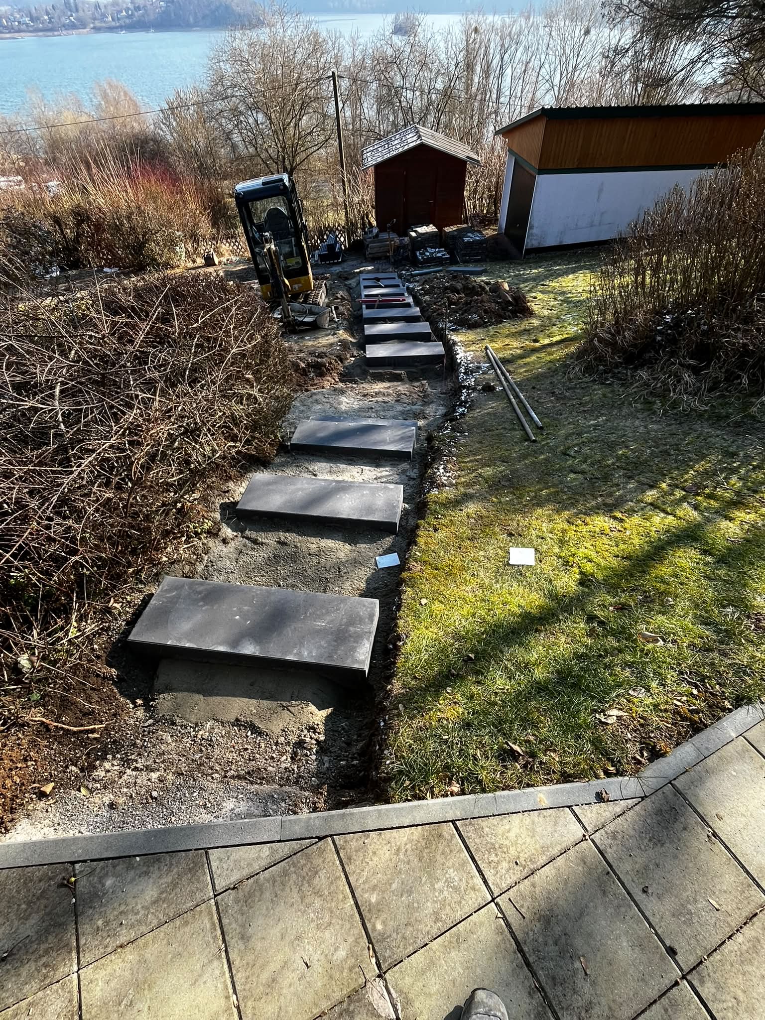 Außentreppe aus Blockstufen im Garten