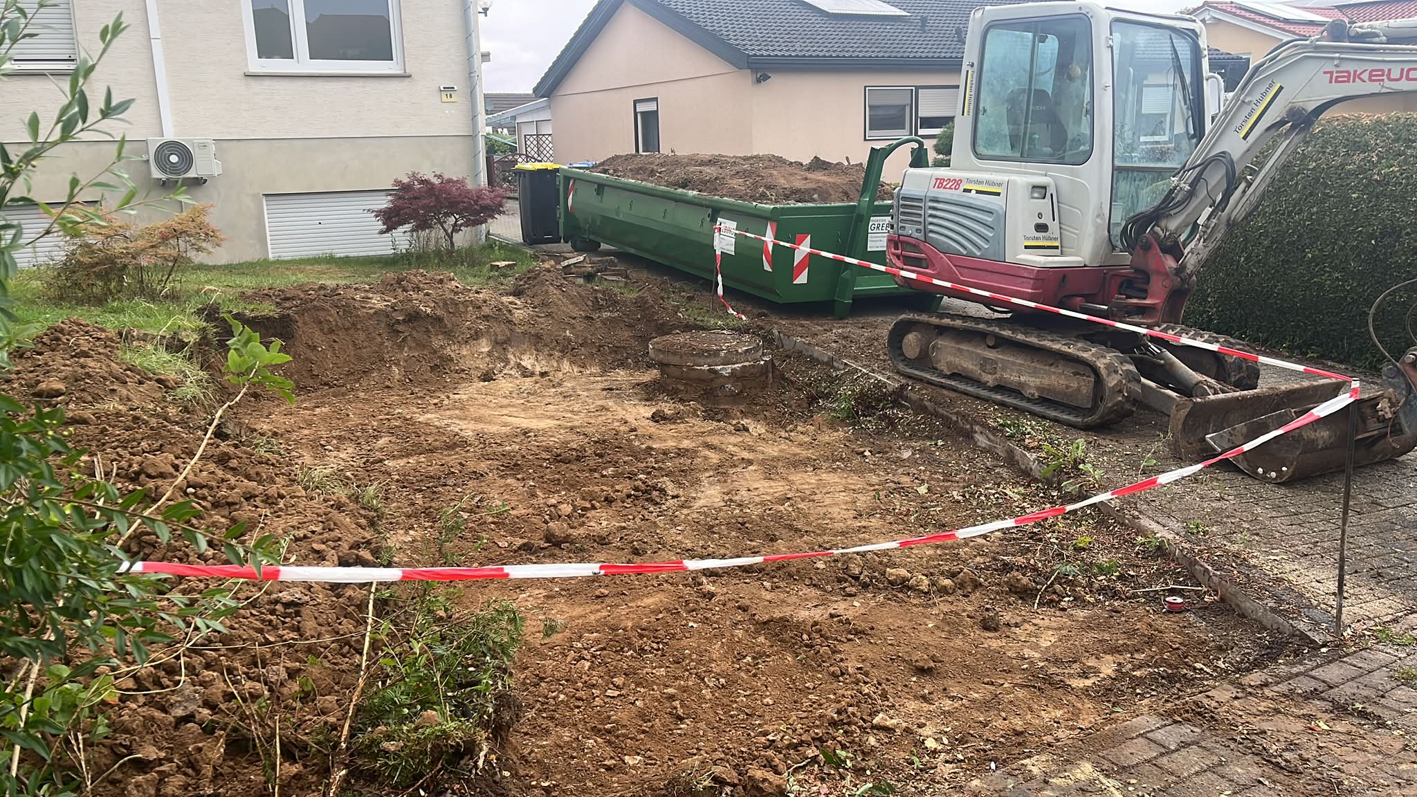 Modernes Wohnhaus mit gepflasterter Klinker-Zufahrt