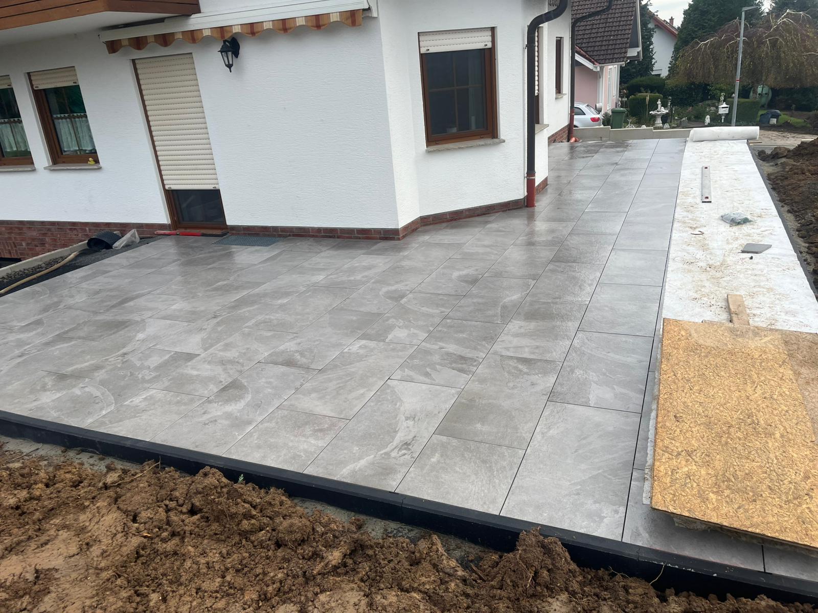 Großformat-Terrasse am Wohnhaus