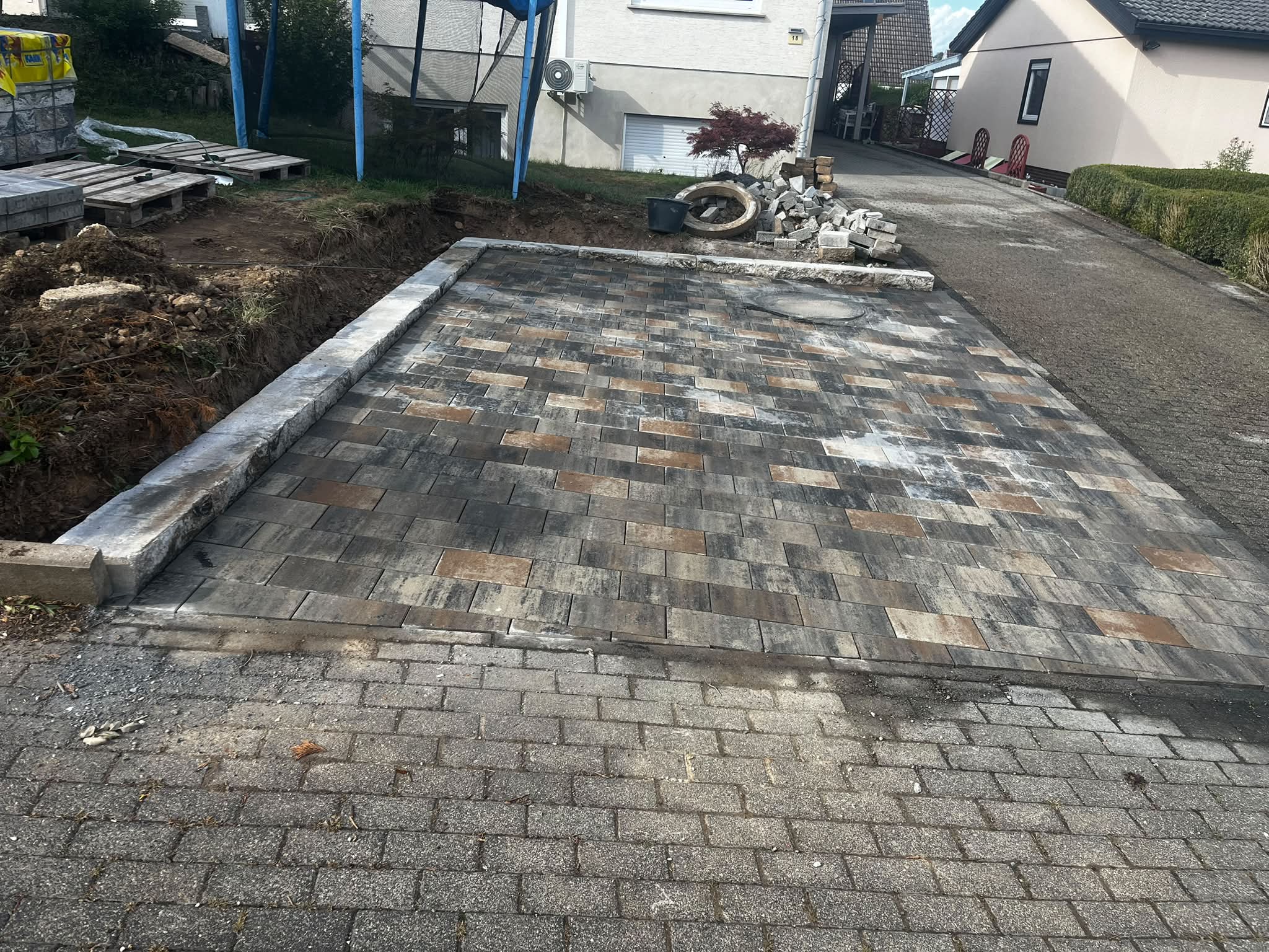 Fertig verlegte mehrfarbige Pflaster-Einfahrt mit Bordüre